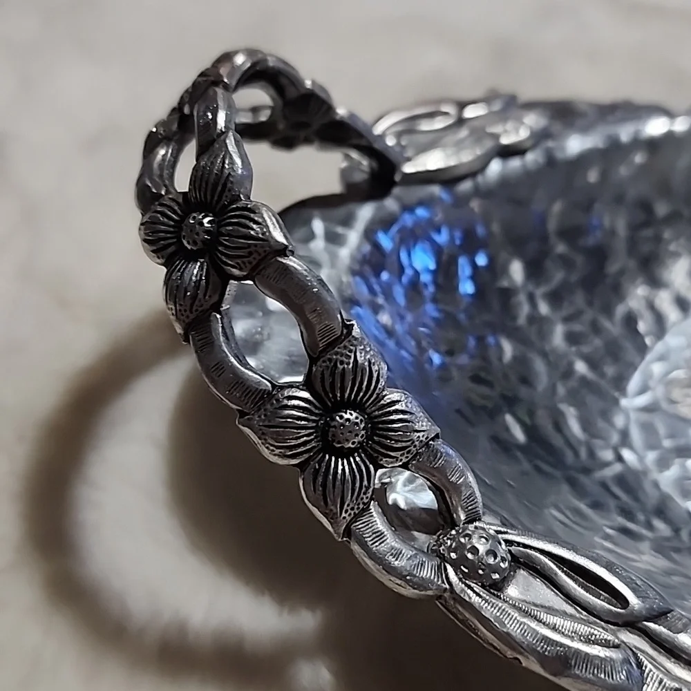 Elegant Silver Plated Serving Tray with Floral Handles. Brand Rodney Kent. - Picture 5 of 7